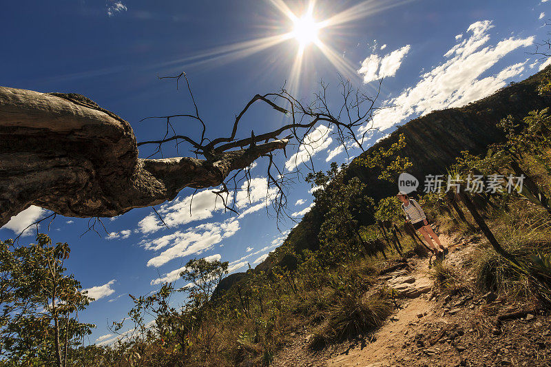 在Chapada dos Veadeiros徒步旅行的女人